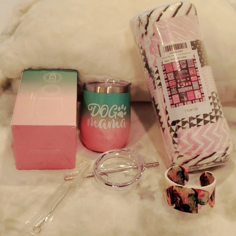 📦🐾💗Dog Mama bundle!💗🐾 New in package.